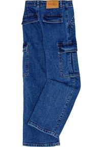 Denim cargo-byxor i medelblått, med flera fickor, en läderlogotyp och kontrasterande sömmar. Klassisk rakt ben-design.