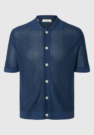 Tumesinine lühikeste varrukatega nööbitav kudumiga särk, millel on krae ja läbipaistev võrgumuster kogu kangal.