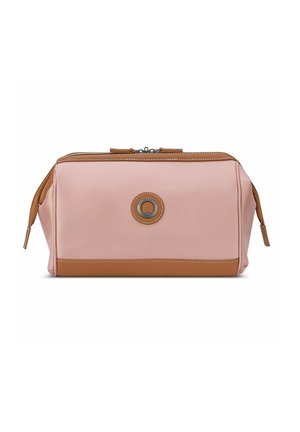 Trousse cosmetica in tessuto rosa con base in pelle beige, con logo circolare e doppie zip, bordi cuciti in modo ordinato.