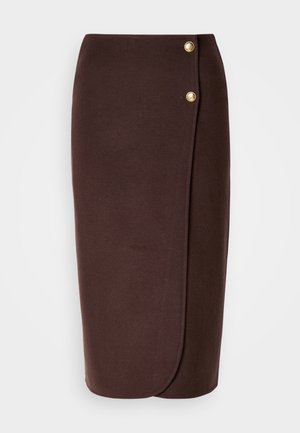 Brun knelang skjørt laget av glatt stoff med pakket design. Har to gullfargede knapper foran for lukking.