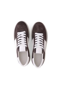 Braune Wildleder-Sneaker mit weißen Akzenten und Schnürsenkeln. Sie verfügen über eine abgerundete Zehenpartie und flache Gummisohlen. Minimalistisches Design mit Branding auf der Zunge.