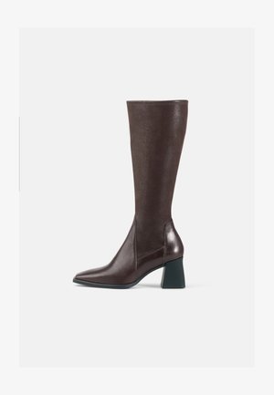 Bota castanha de couro até ao joelho com bico fino, textura suave e um tacão preto robusto. Design sem costuras com acentos mínimos.