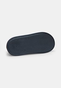 Marine schoenzool met een gestructureerd oppervlak en afgeronde randen, voorzien van een subtiele logo-afdruk. Materiaal lijkt duurzaam en flexibel.