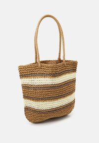 Sac fourre-tout tissé avec des rayures horizontales marron, beige et crème. Possède des poignées robustes et texturées ainsi qu'un design à ouverture supérieure.