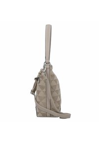 Beige Handtasche aus perforiertem Leder, mit einem seitlichen Reißverschluss und verstellbarem Schulterriemen. Kompakte, strukturierte Form mit verstärktem Griff.
