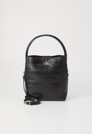 Borsa nera in ecopelle stampata coccodrillo con logo dorato, forma strutturata e doppi manici; include una tracolla regolabile.
