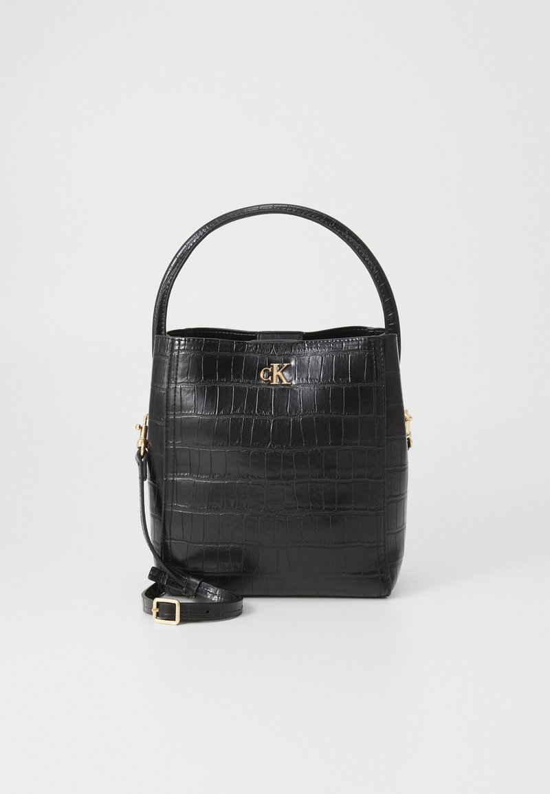 Borsa nera in ecopelle stampata coccodrillo con logo dorato, forma strutturata e doppi manici; include una tracolla regolabile.