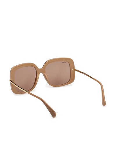 Lunettes de soleil carrées surdimensionnées marron avec des montures épaisses et des branches fines dorées sur un fond blanc.