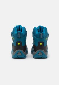 Botas de senderismo azules con suela negra, tela texturizada y cuello acolchado. Incluye acentos reflectantes y correas ajustables.