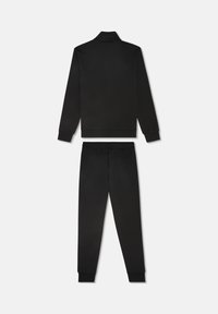 Schwarzer sportlicher Trainingsanzug mit einer Reißverschlussjacke mit Stehkragen und passenden Hosen mit elastischen Bündchen, aus glattem, dehnbarem Stoff gefertigt.
