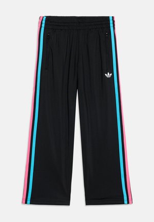 Sorte Adidas træningsbukser med elastisk talje, lynlåslommer i siden og blå og pink sidelommer. Lille hvid Adidas-logo på venstre lår.