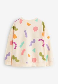 Krämfärgad sweatshirt med färgglada geometriska mönster i lila, orange, grönt, rosa och blått. Har en ribbad halsringning och mudd.