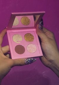 Rosa Lidschattenpalette mit vier runden Pfannen: zwei goldene Schimmer, ein sanfter rosa Schimmer und ein mattes Braun. Beinhaltet einen Spiegel im Inneren.