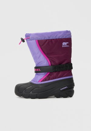 Boots impermeabile în nuanțe de violet și vișiniu, cu talpă din cauciuc, sistem de ajustare cu sfoară și curea neagră cu logo roz. Partea superioară texturată pentru izolație.