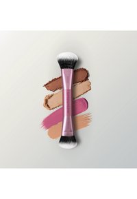 Pinceau de maquillage Real Techniques à double embout rose avec des poils noirs et blancs sur des taches de maquillage pour le visage en brun, beige, rose et beige clair.