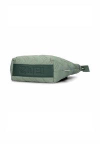 Accessorio trapuntato verde di forma rettangolare, con una superficie texturizzata, motivo cucito e una fascia di accento verde scuro con logo.