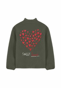 Pullover in pile verde oliva con superficie testurizzata. Presenta un design a cuore fatto di cuori rossi e il testo "SWEET heart" in bianco.