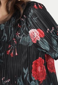 VILA T-shirt med print - black