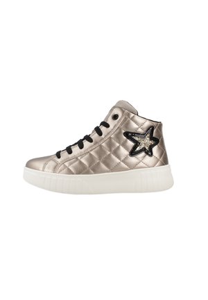 Zapatillas altas metálicas de color plateado con textura acolchada, cordones negros, suela blanca y un acento de estrella negra y brillante en el lateral.
