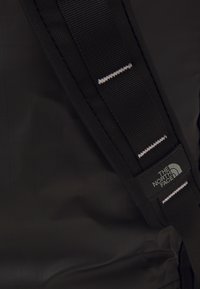 The North Face BASE CAMP VOYAGER DUFFEL 62L UNISEX - Borsa per lo sport - black/white