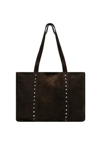 Bolso tote de gamuza marrón con dos asas largas, que presenta filas verticales de tachuelas plateadas a cada lado para acentuar.