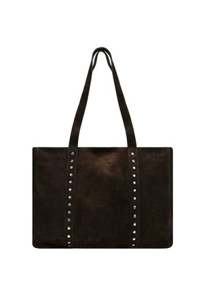 Bolso tote de gamuza marrón con dos asas largas, que presenta filas verticales de tachuelas plateadas a cada lado para acentuar.