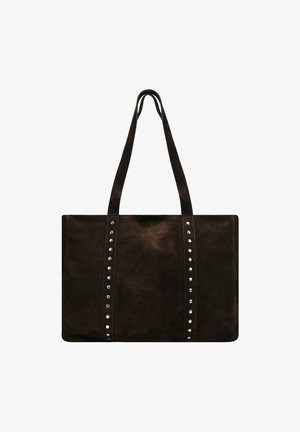 Bolso tote de gamuza marrón con dos asas largas, que presenta filas verticales de tachuelas plateadas a cada lado para acentuar.