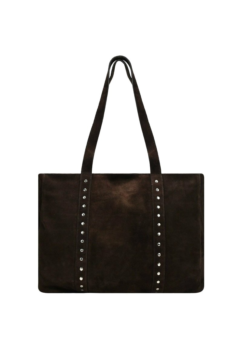 Bolso tote de gamuza marrón con dos asas largas, que presenta filas verticales de tachuelas plateadas a cada lado para acentuar.