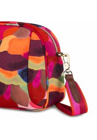 Borsa in tessuto colorato con motivo floreale in tonalità di rosso, arancione e verde. Dotata di chiusura con zip e di una tracolla staccabile di colore marrone con un accento a righe.
