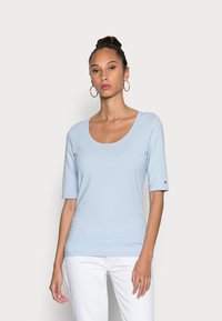 Tommy Hilfiger SLIM SCOOP - T-shirt básica - breezy blue