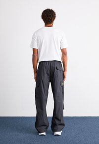 Champion Rochester SURPLUS PARACHUTE PANTS - Cargobukse - black