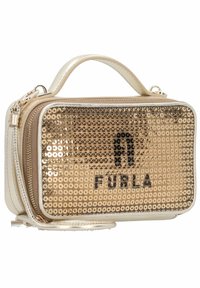 Złota torebka z cekinami o prostokątnym kształcie, wyposażona w górny uchwyt, podwójne zapięcie na zamek oraz czarne logo "FURLA".