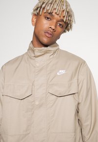 Nike Sportswear Casaco de verão - khaki/white