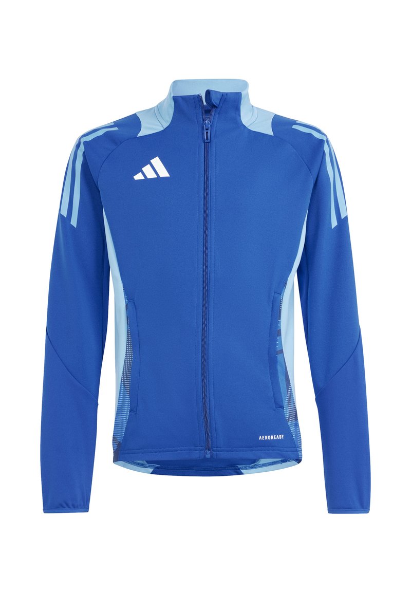Blauwe sportjack met lichterblauwe accenten, volledige rits aan de voorkant, hoge kraag en meshdetails aan de zijkanten. Beschikt over drie strepen op de schouders.