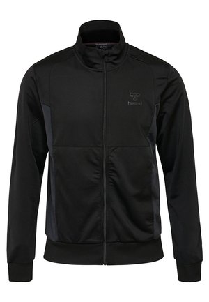 Sort sportjakke med fuld lynlås, høj krave, ribstrikkede manchetter og kant samt diskret logo på venstre bryst.