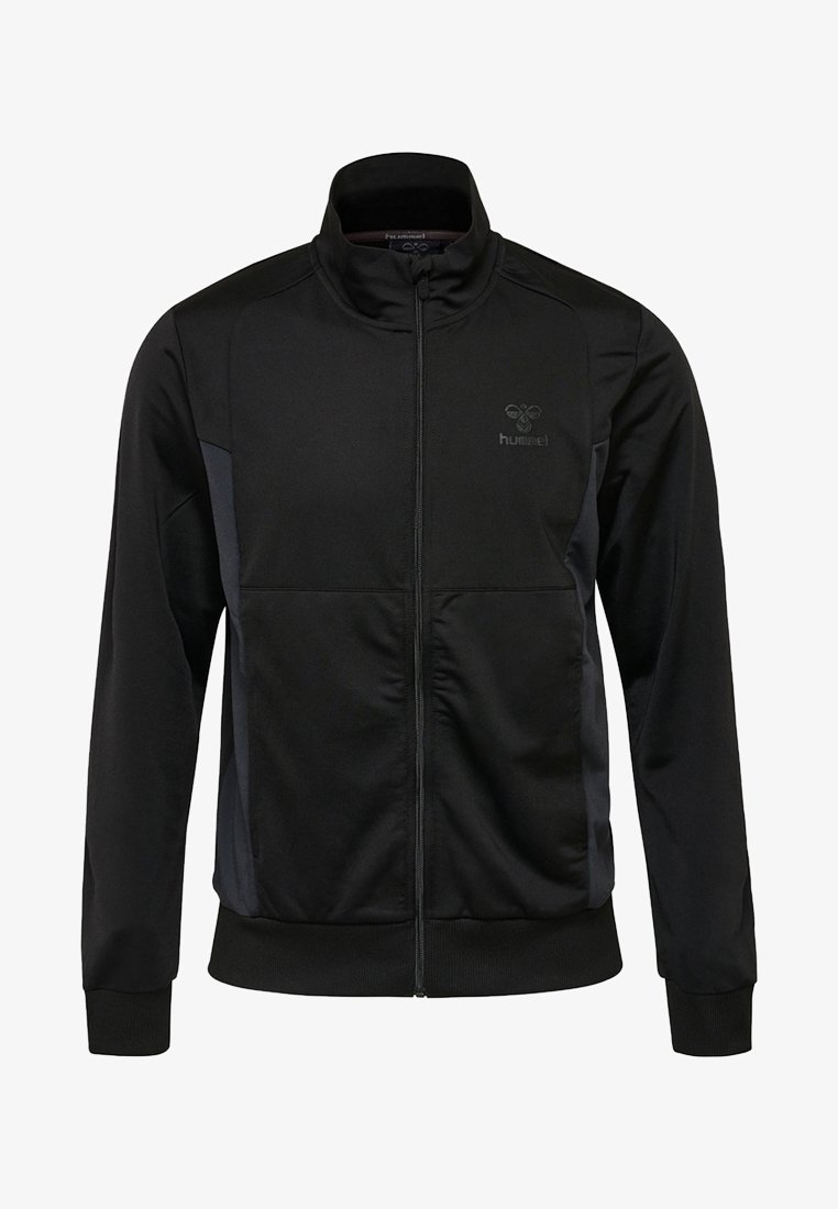 Veste de sport noire à fermeture éclair intégrale avec col montant, poignets et ourlet côtelés, et logo discret sur le côté gauche de la poitrine.