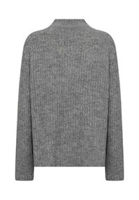 Grå stickad tröja, lång ärm, avslappnad passform, texturerad tyg, ribbad halsringning, har minimala sömmar, inga synliga mönster eller accenter.