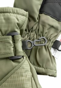 Grüne isolierte Handschuhe mit einem strukturierten Rautenmuster, elastischen Bündchen und einem schwarzen verstellbaren Clip für einen sicheren Sitz. Verstärkte Nähte sichtbar.