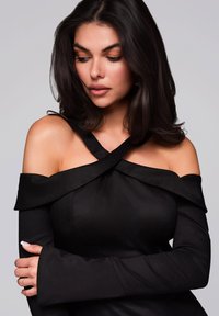 Schwarzes, schulterfreies Kleid mit gekreuzten Trägern, langen Ärmeln und glatter Textur. Details umfassen breite Manschetten und eine taillierte Silhouette.
