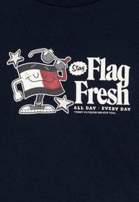 Tommy Hilfiger FLAG FUN TEE UNISEX - Camiseta estampada - dark night navy