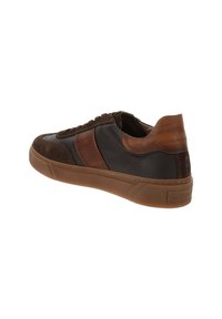 Bruine leren en suede sneaker met een gestructureerde afwerking, rubberen zool en contrasterende panelen. Vetersluiting met een ronde neus.