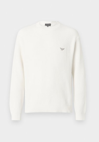 Witte trui met ribbels, lange mouwen, ronde halslijn en een klein grijs geborduurd logo op de linkerborst. Gestructureerde breistof.