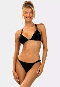 Czarny bikini z trójkątnym topem, posiadającym teksturowane ramiączka i akcenty w postaci pierścieni, oraz dopasowanymi majtkami z dodatkowymi detalami przy bokach.