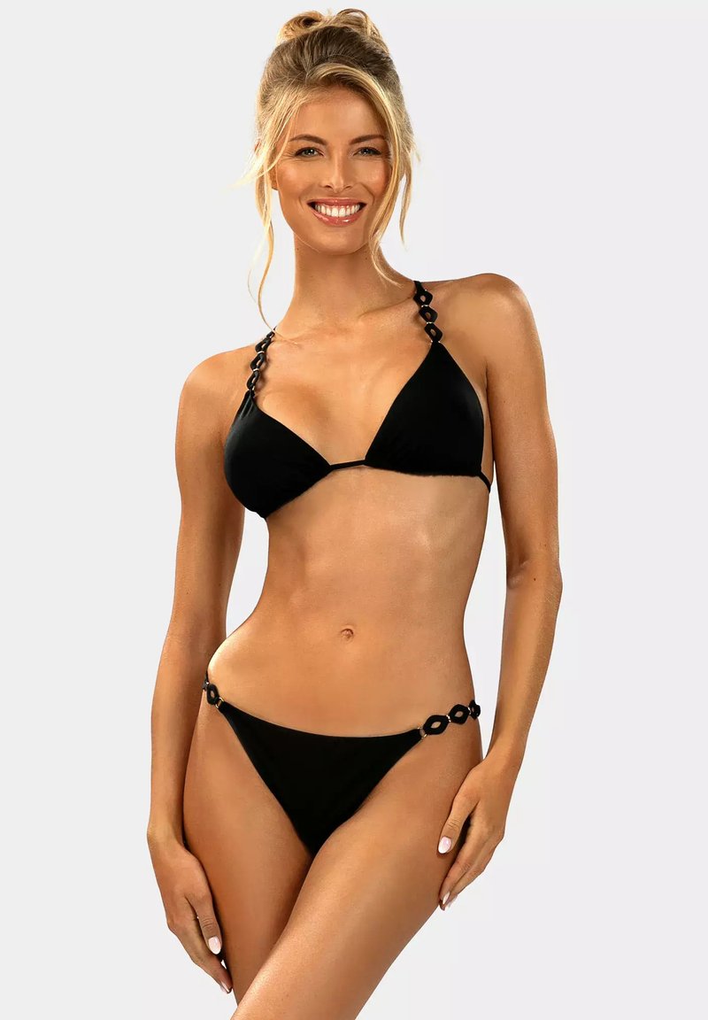 Czarny bikini z trójkątnym topem, posiadającym teksturowane ramiączka i akcenty w postaci pierścieni, oraz dopasowanymi majtkami z dodatkowymi detalami przy bokach.