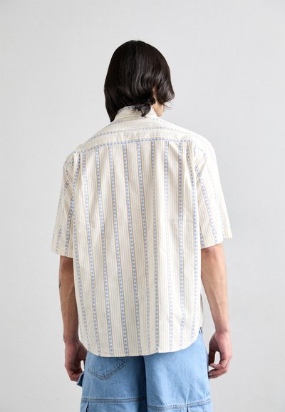 Camicia a maniche corte color crema con righe verticali blu e beige. Caratterizzata da un colletto classico e una vestibilità comoda, realizzata in tessuto leggero.