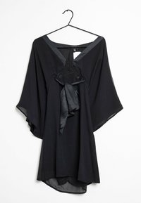 Schwarzes Kimono-ähnliches Kleidungsstück mit V-Ausschnitt, Seidenbindedetail und Perlenverzierung am Ausschnitt. Leichter und fließender Stoff.