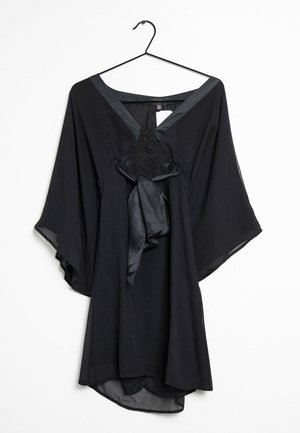 Schwarzes Kimono-ähnliches Kleidungsstück mit V-Ausschnitt, Seidenbindedetail und Perlenverzierung am Ausschnitt. Leichter und fließender Stoff.
