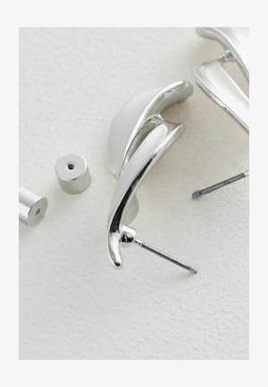 Sidabriniai auskarai su glotnia, kreiva forma. Yra švelnus paviršius ir poliruoti akcentai. Įeina dvi metalinės laikikliai.