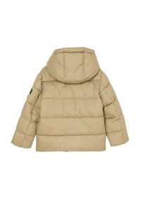 Beige pufferjakke med hætte, der har et kviltet design og synlige sømme. Inkluderer et patchdetalje på venstre ærme.