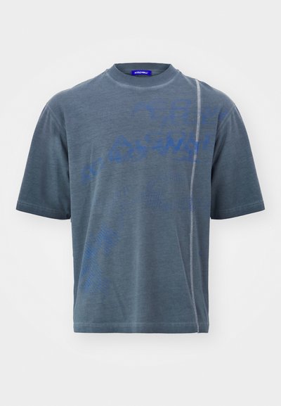 T-shirt gris à manches courtes en tissu doux, avec un motif abstrait bleu sur le devant et une couture contrastante sur le côté.